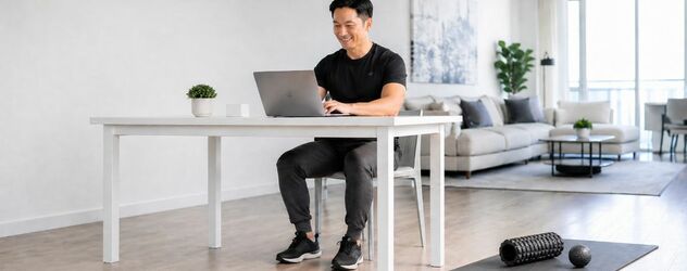 ein Absolvent einer Faszientrainer Ausbildung sitzt am Laptop und lernt
