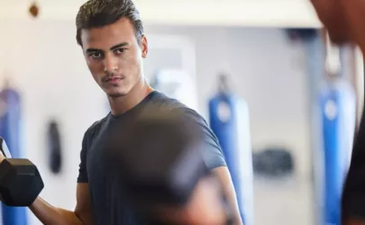 Mann trainiert Muskeln im Fitnessstudio