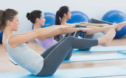 Frauen trainieren mit Pilates