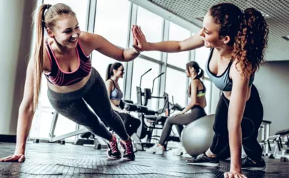 Zwei Frauen trainieren mit dem eigenen Körpergewicht